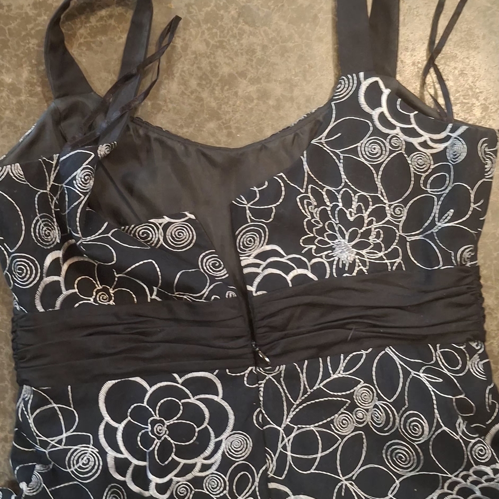 Evan Picone Black/White Dress with White Floral Outline - Picture 6 of 13